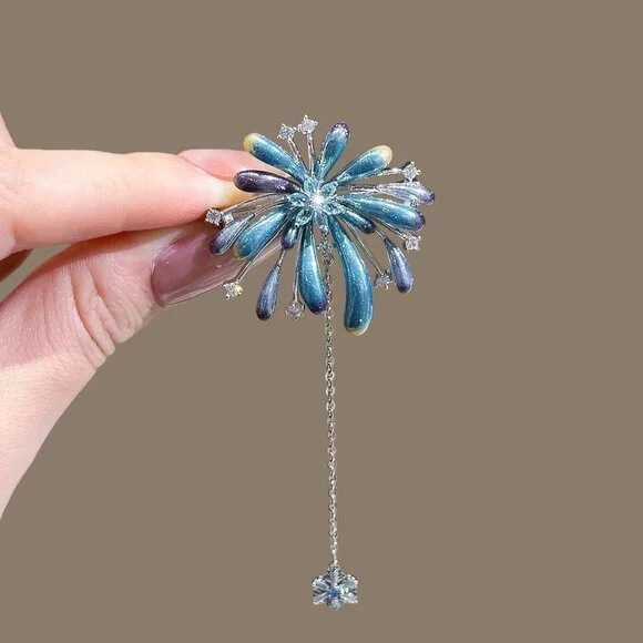 Vintage Gold Tassel Flower Brooch Elegant - Picture 1 of 6